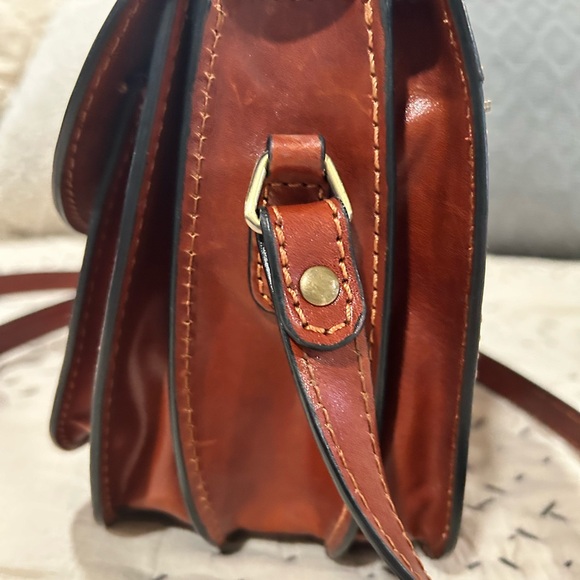 GIANNI CONTI Italy Leather Flap Over Saddle Crossbody With 4 Compartments - Picture 12 of 13